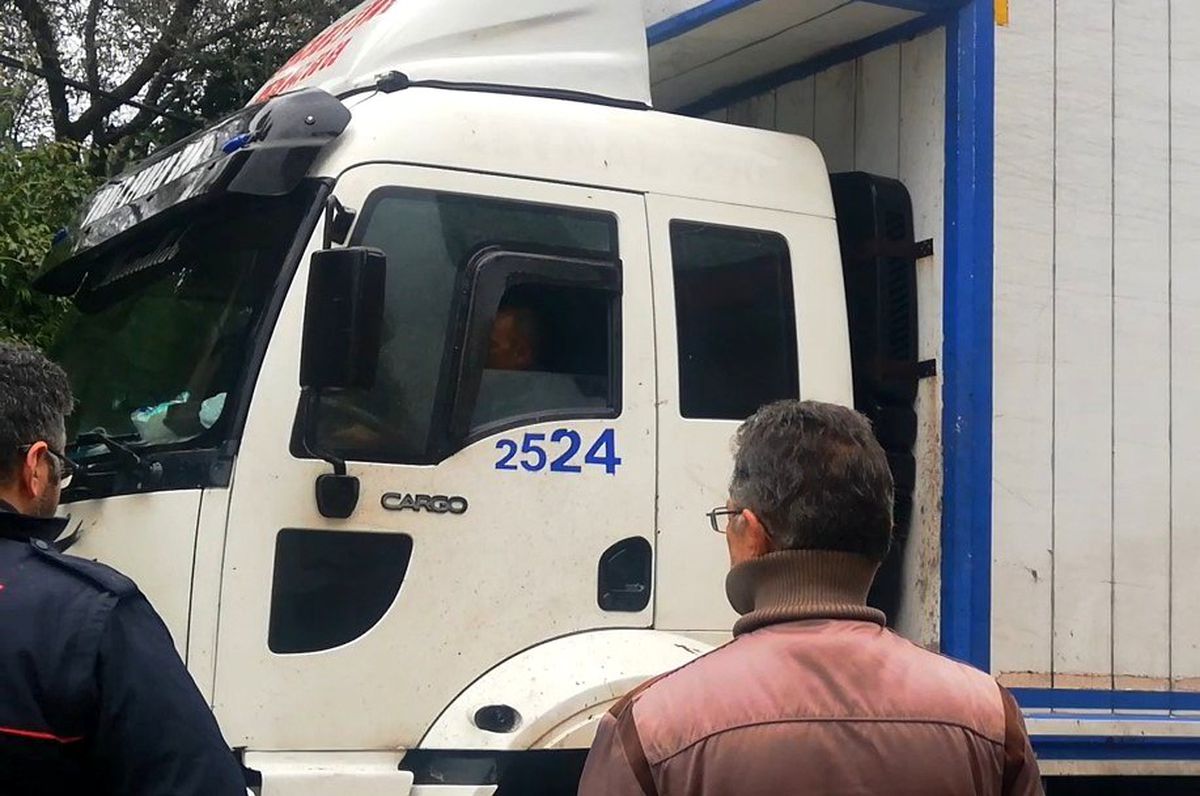 Yolda asılı kalan kamyonun kurtarılması için direksiyon başında bekledi