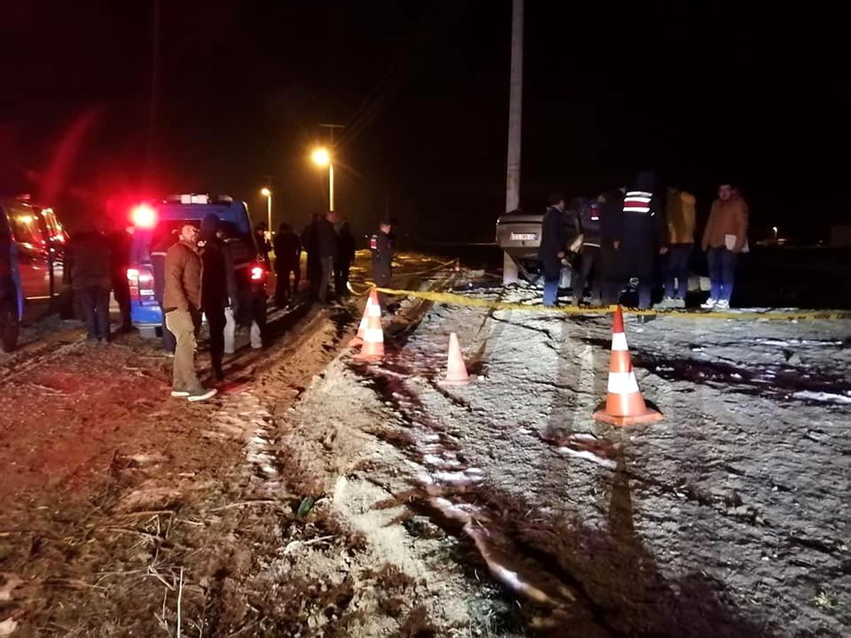 Afyonkarahisar\'da otomobil elektrik direğine çarptı: 1 ölü