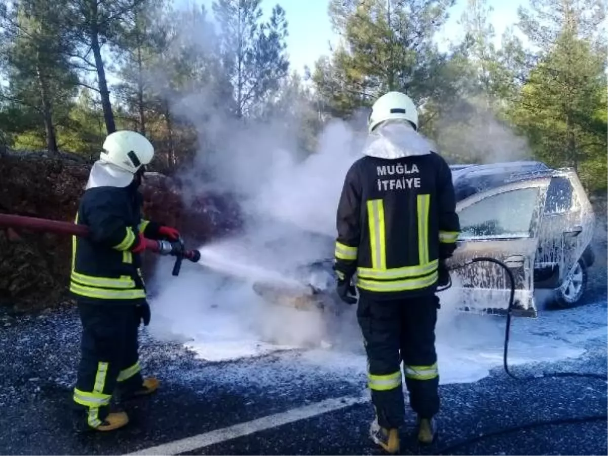 Almanya vatandaşına ait park halindeki cip yandı