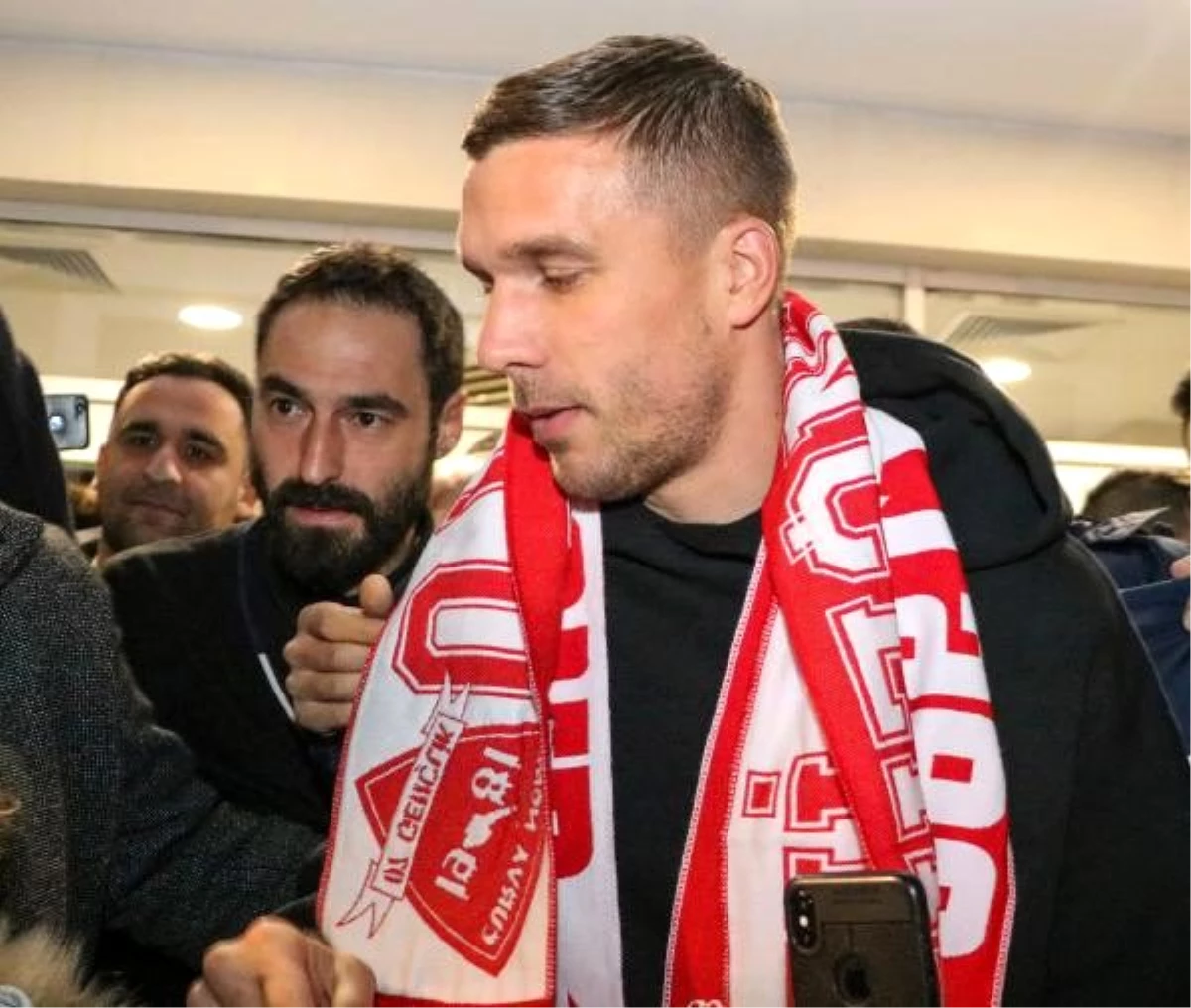 Antalyaspor\'un anlaştığı Lukas Podolski kente geldi