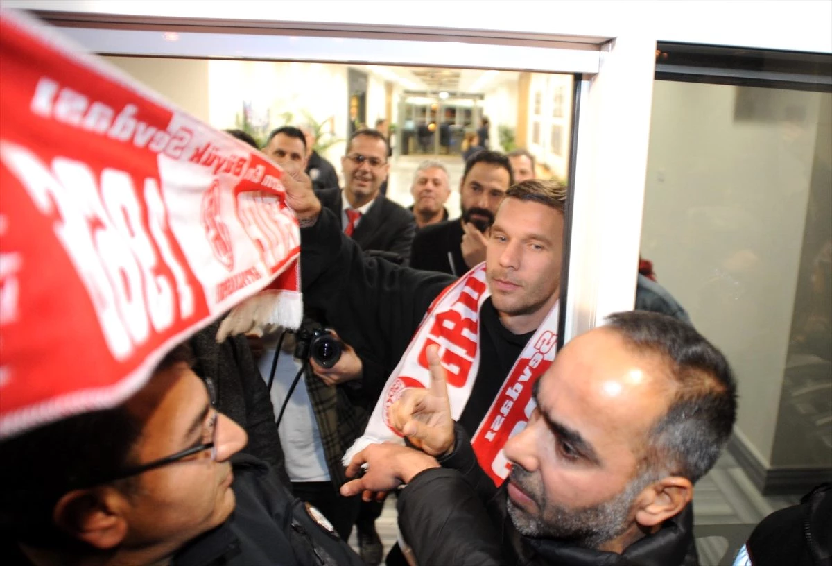 Antalyaspor\'un prensipte anlaştığı Lukas Podolski Antalya\'ya geldi