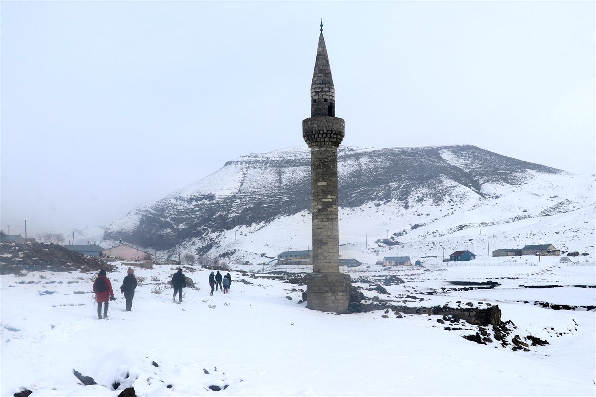 Baraj suları çekilince görünen eski köy, fotoğrafçıların ilgi odağı oldu