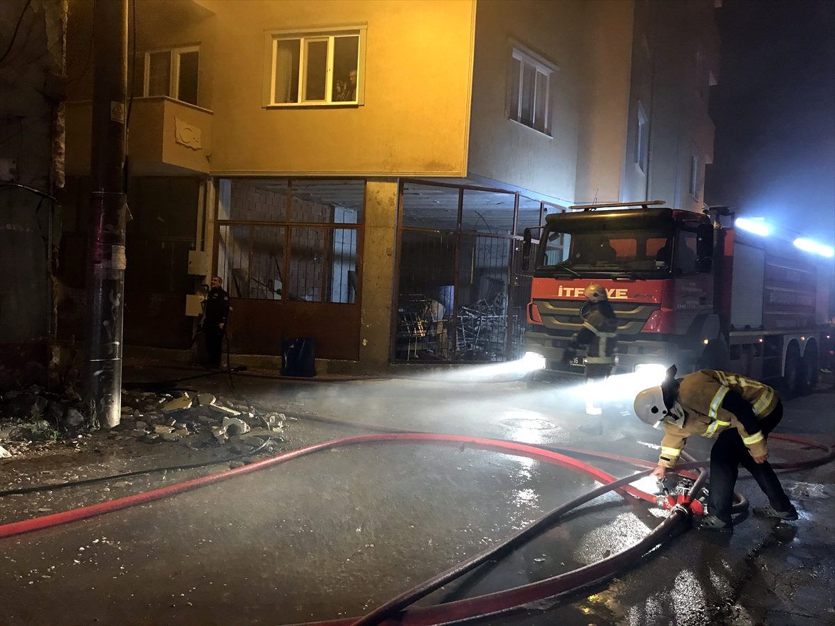 Bursa\'da 2 katlı ahşap ev yangınında 1 kişi yaralandı
