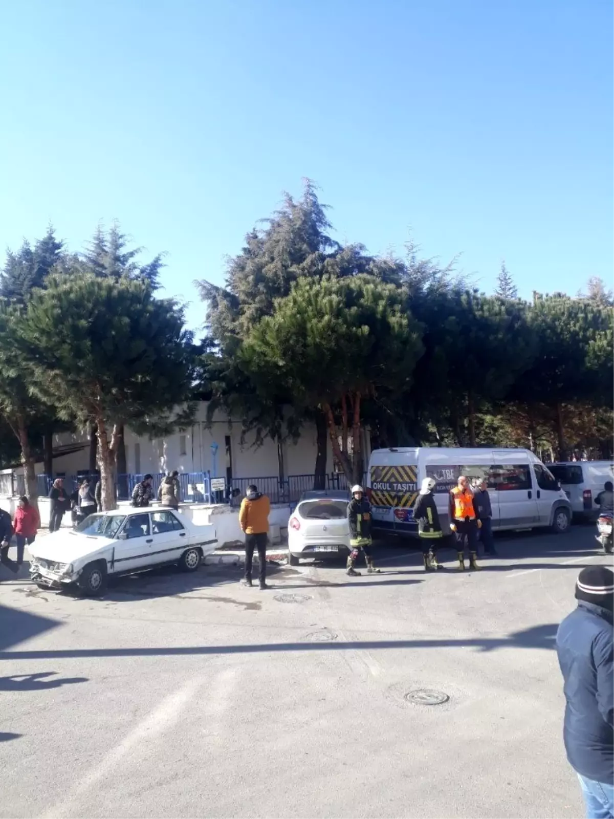 Çarpışan otomobiller park halindeki başka araca çarptı: 3 yaralı