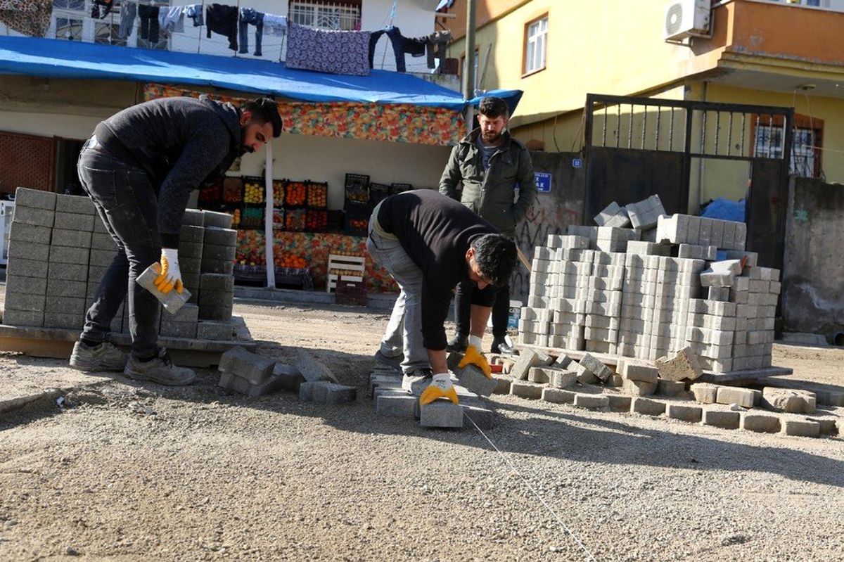 Cizre\'de yol yapım, onarım ve parke taşı döşeme çalışması