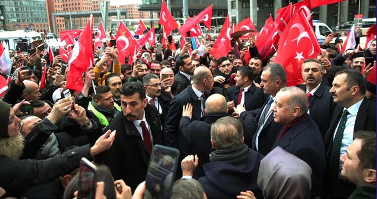 Cumhurbaşkanı Erdoğan, Berlin\'de Türklerin sevgi gösterileriyle karşılandı