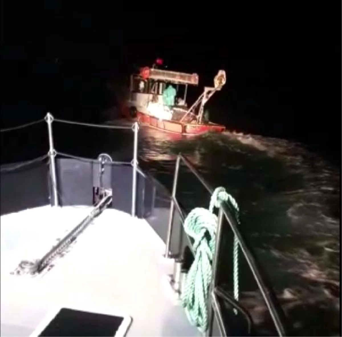 Ege Denizi\'nde yasak avlanan balıkçıların teknesi kovalamacayla durduruldu