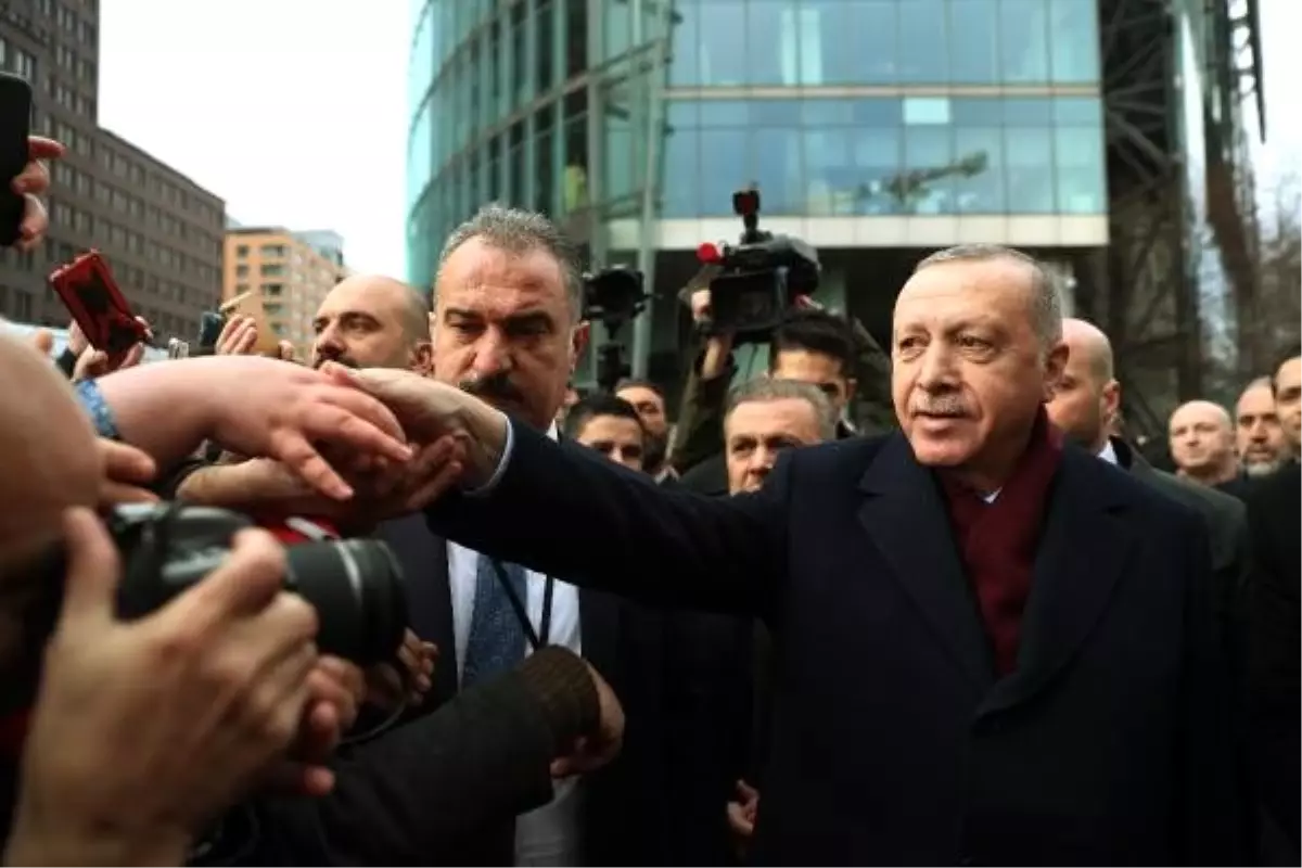 Erdoğan\'ı, Berlin\'de otelin önünde Türk vatandaşları karşıladı