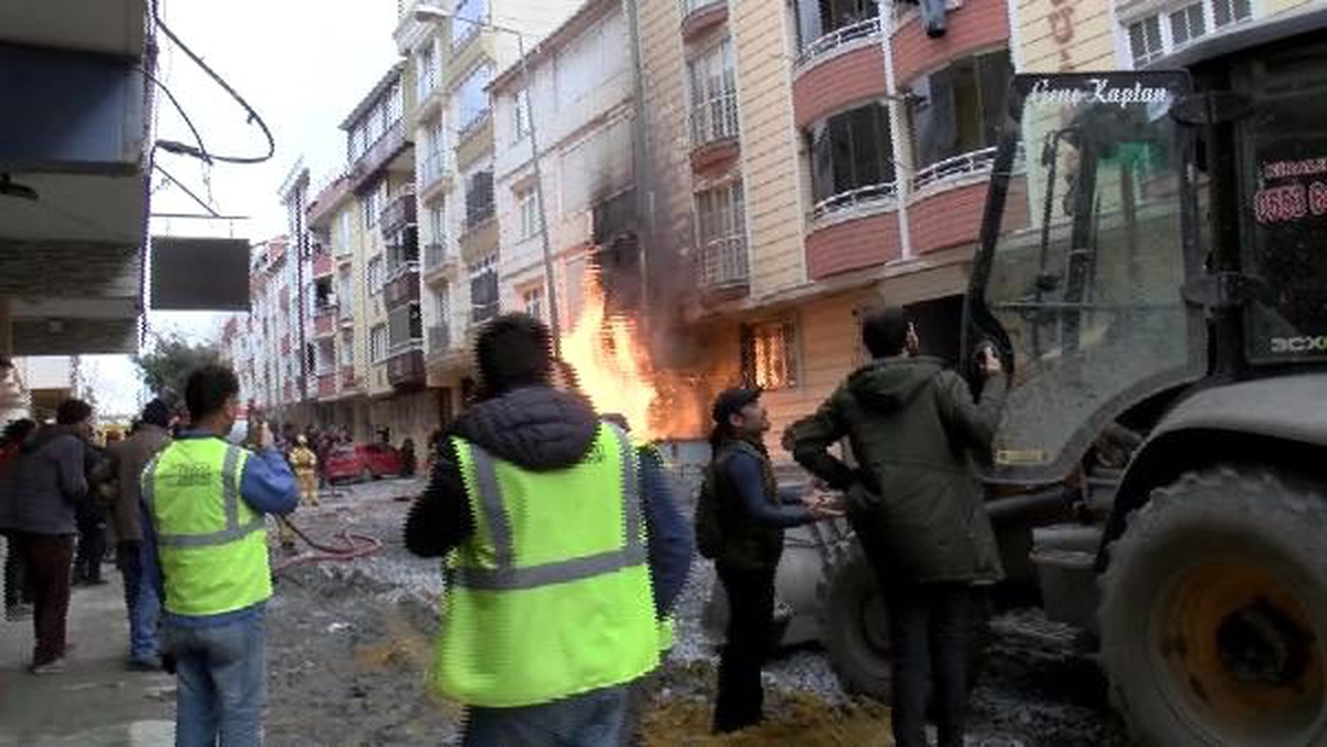 Esenyurt\'ta iş makinesi doğal gaz borusunu patlattı, alevler metrelerce yükseldi (1)