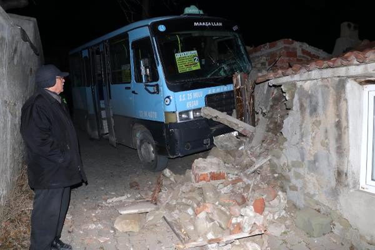 Evin duvarına çarpan yolcu minibüsünün sürücüsü yaralandı