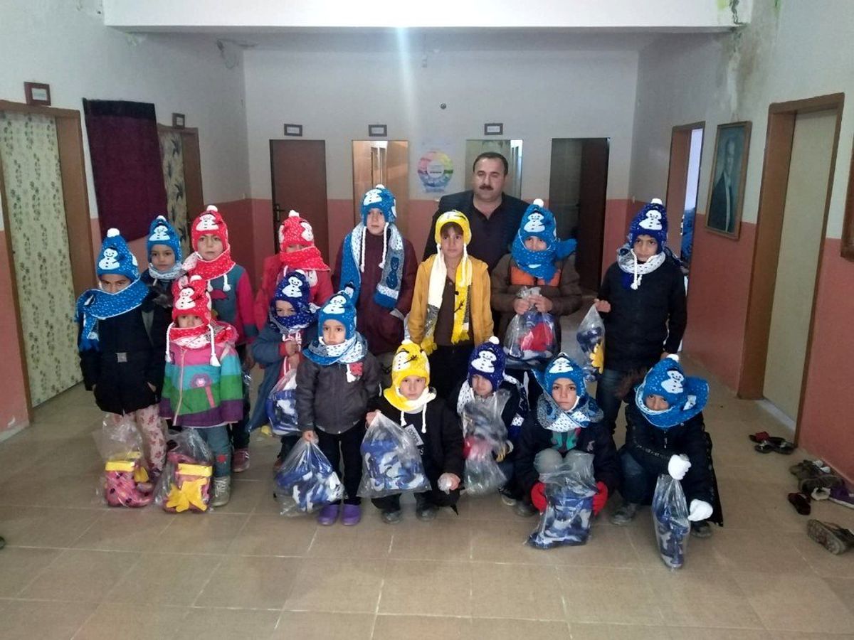 Gercüş\'te çocuklara giysi yardımı