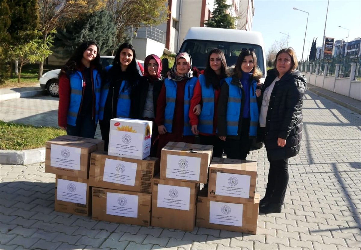 Gönüllü öğrenciler ihtiyaç sahiplerinin yüzünü güldürüyor
