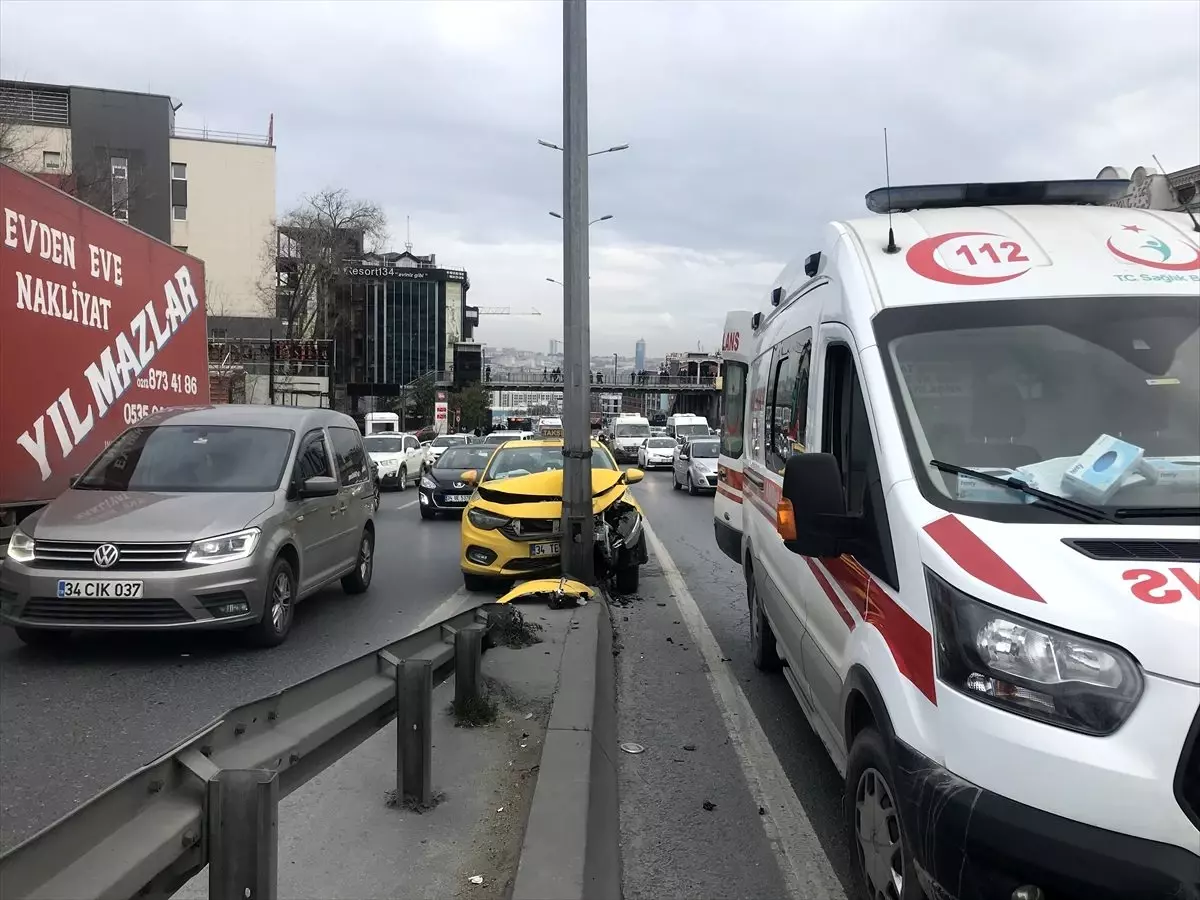 İstanbul\'da taksinin elektrik direğine çarpması sonucu 2 kişi yaralandı