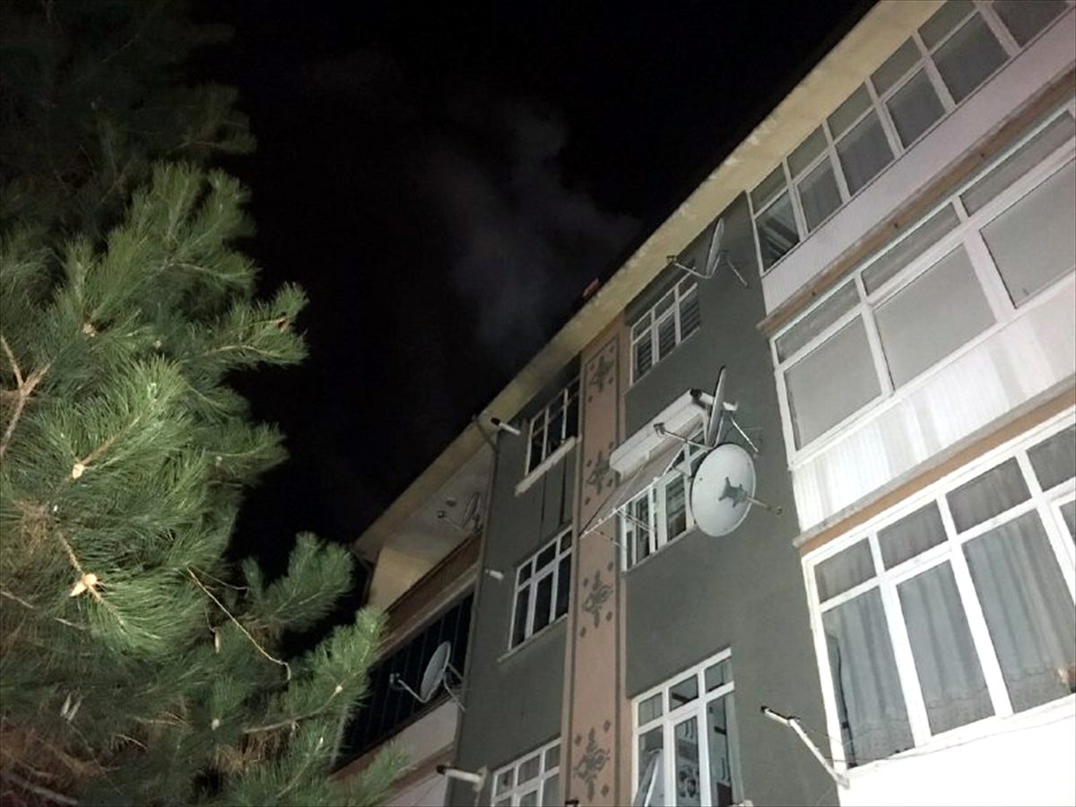 Karabük\'te apartman dairesinde çıkan yangında bir kişi dumandan etkilendi
