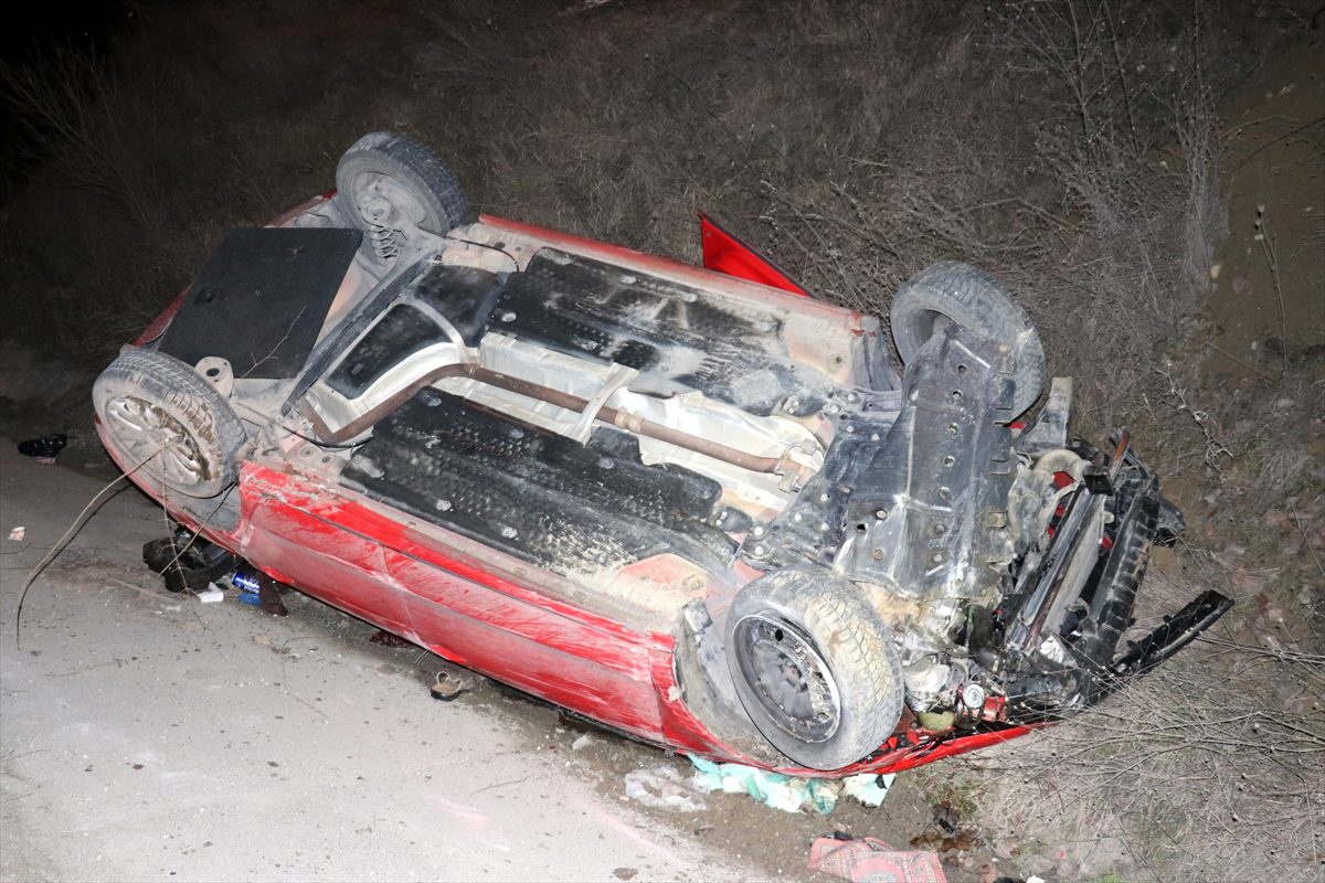 Karabük\'te emanet aldığı otomobille kaza yapan sürücü yaralandı