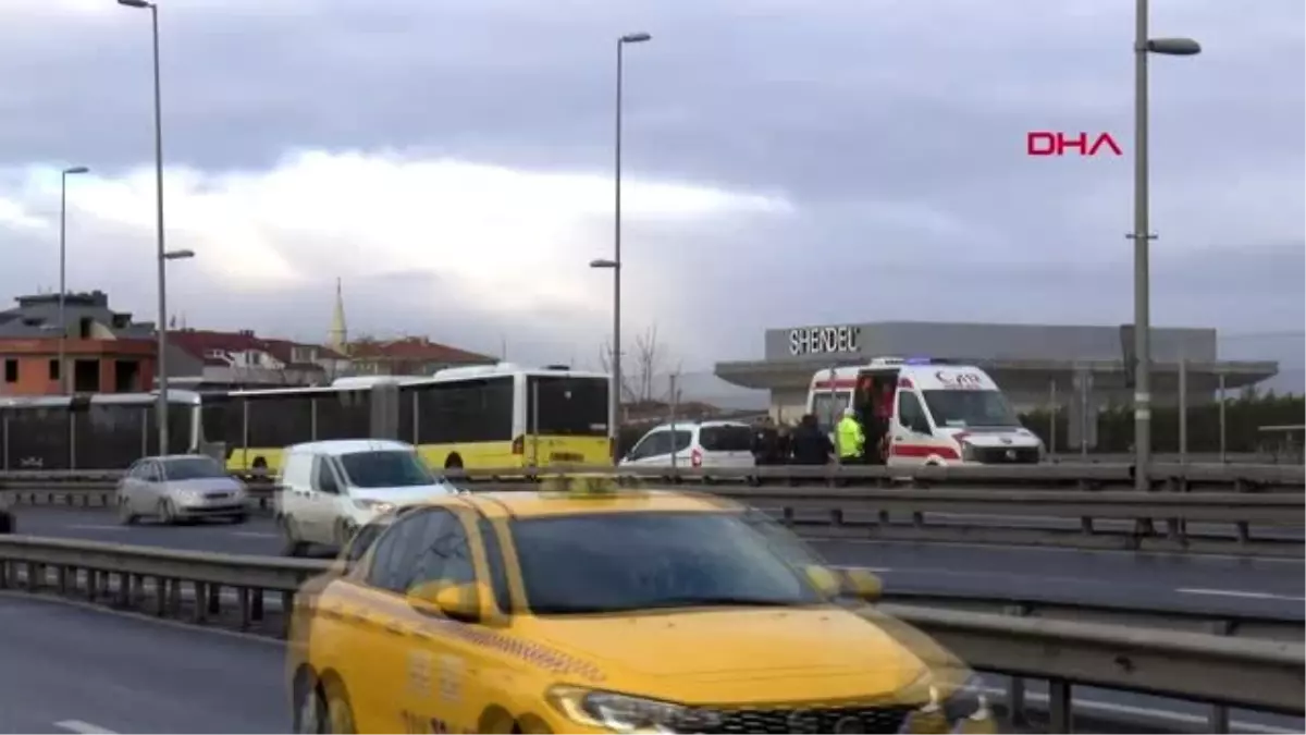 Metrobüs metrobüse arkadan çarptı; şoför yaralandı