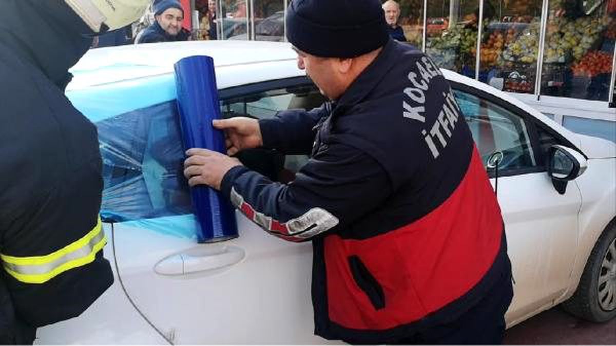 Otomobilde mahsur kalan bebeği itfaiye kurtardı