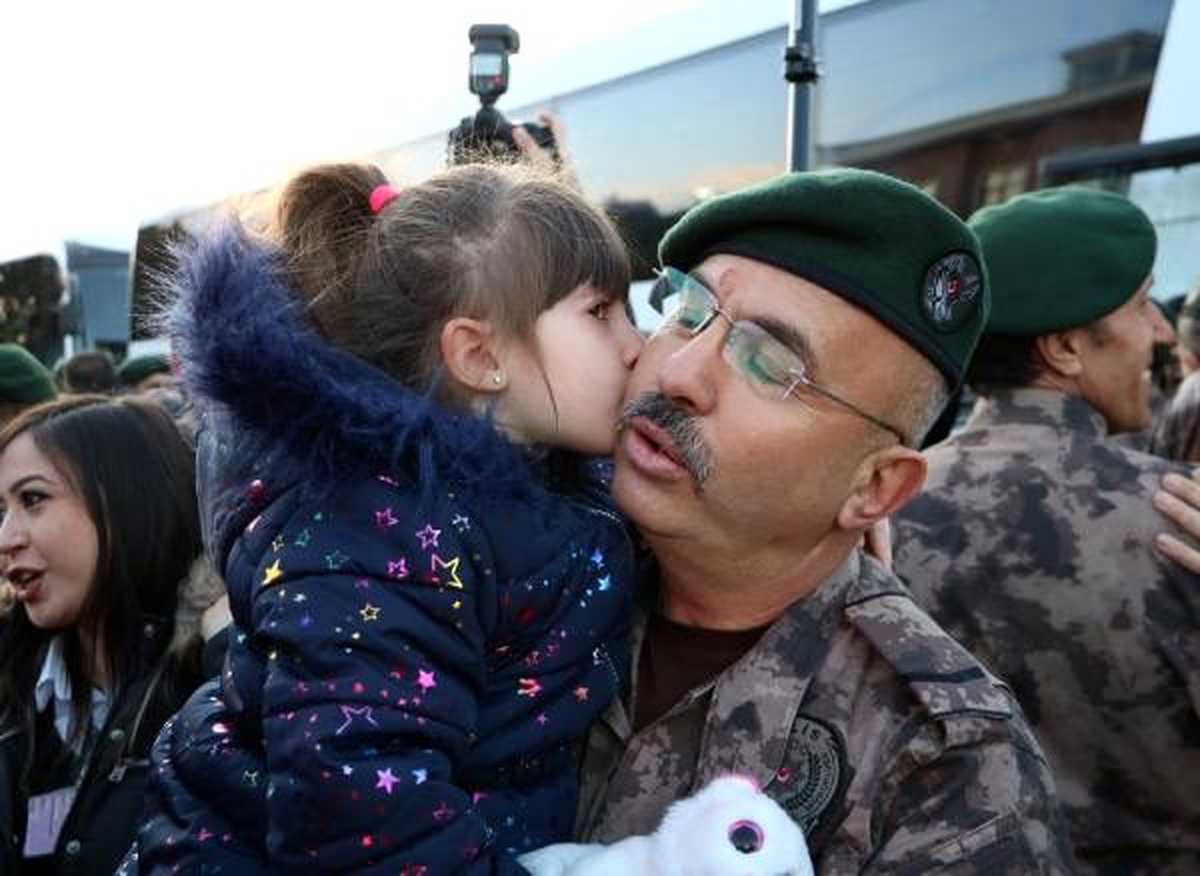 Özel harekat polisleri, dualarla Barış Pınarı bölgesine uğurlandı