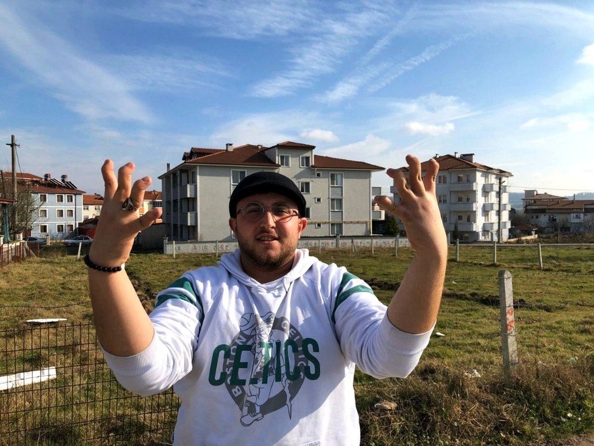 (Özel) Parmaklarını ilginç şekillere sokan genç şaşkına çeviriyor