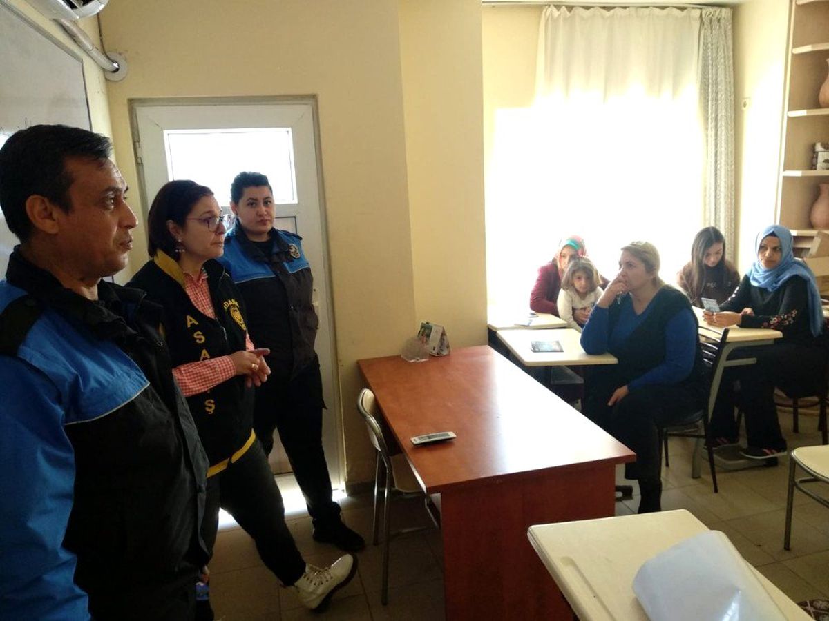 Polis erkek şiddetini önlemek için mahalle mahalle geziyor