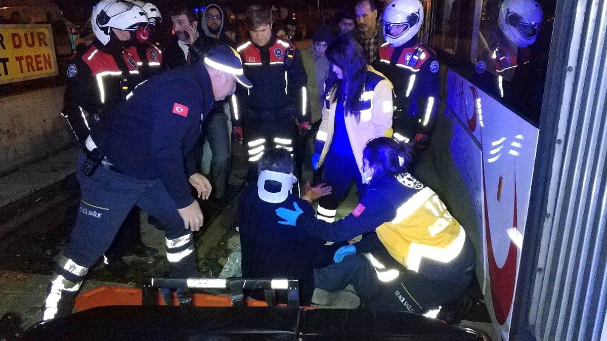 Samsun\'da tramvay yayaya çarptı: 1 yaralı