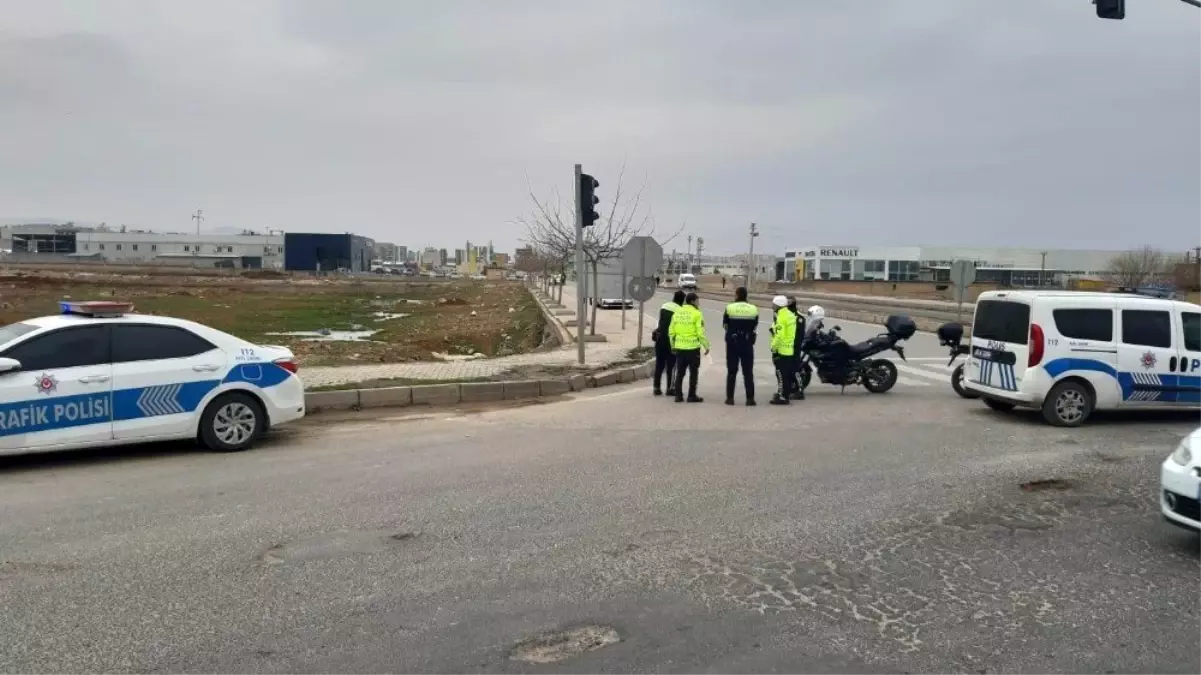 Şanlıurfa-Akçakale yolu üzerinde bir arsada poşet içerisinde bilye ile güçlendirilmiş el yapımı...