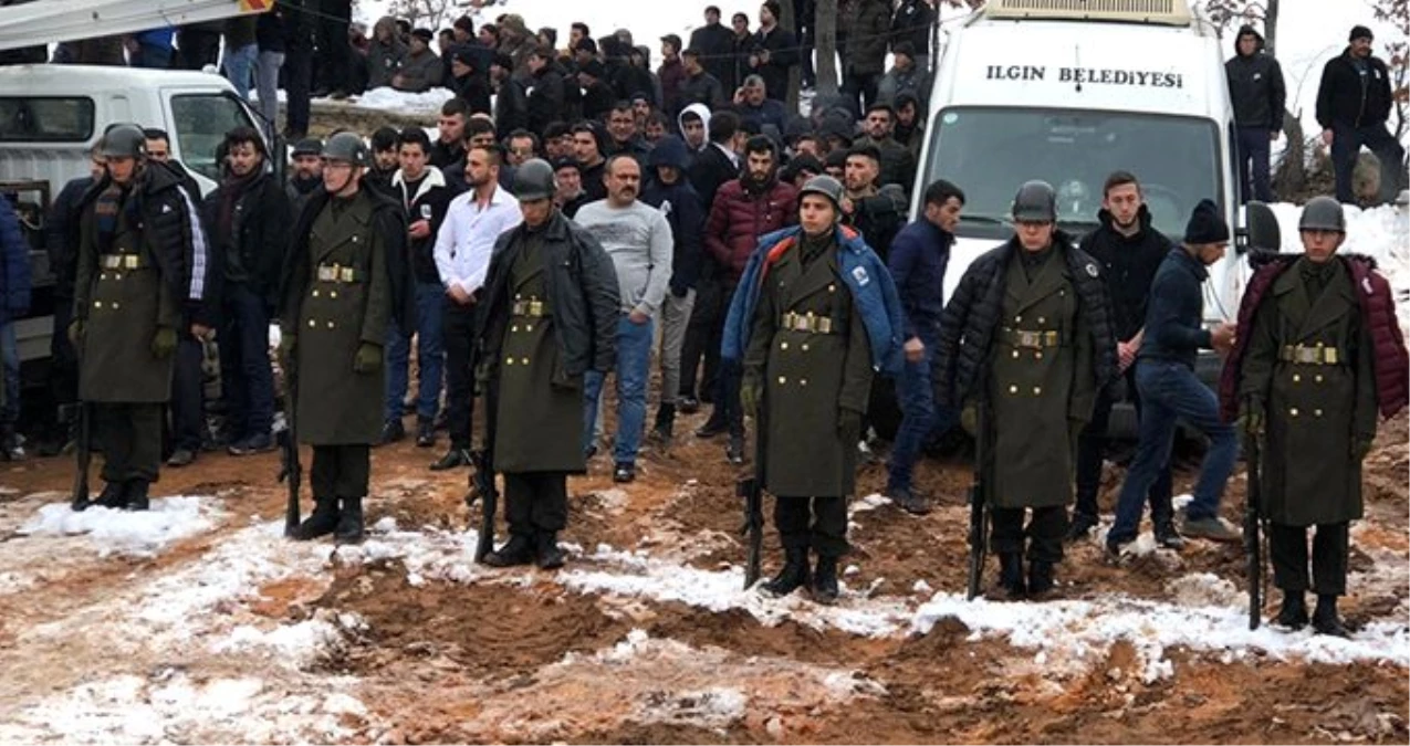 Şehit cenazesinde bir grup genç, üşümesinler diye montlarını askerlere giydirdi