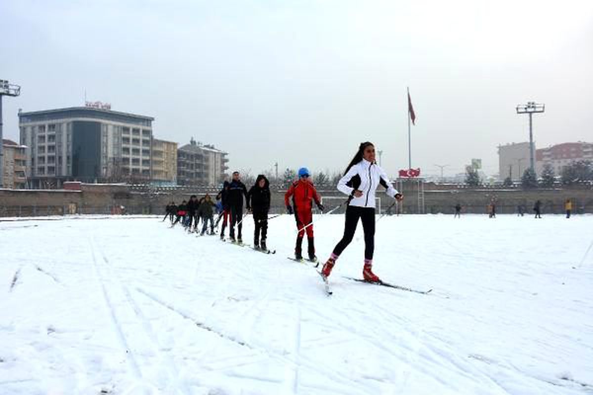 Stadyumda kayaklı koşu antrenmanı