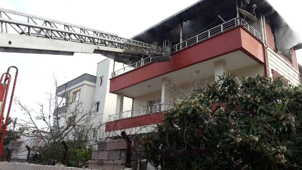 Tarsus\'ta, evin çatı katındaki yangın 1 saatte söndürüldü