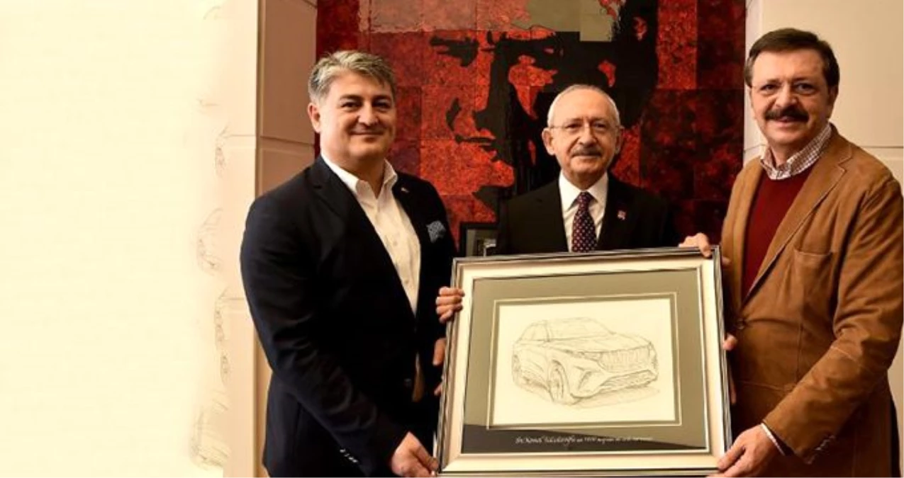 TOGG heyeti, Kemal Kılıçdaroğlu\'na yerli otomobilin çizimini hediye etti