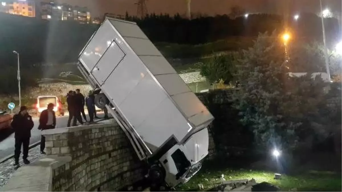 Yoldan çıkan kamyon tepe üstü parka uçtu