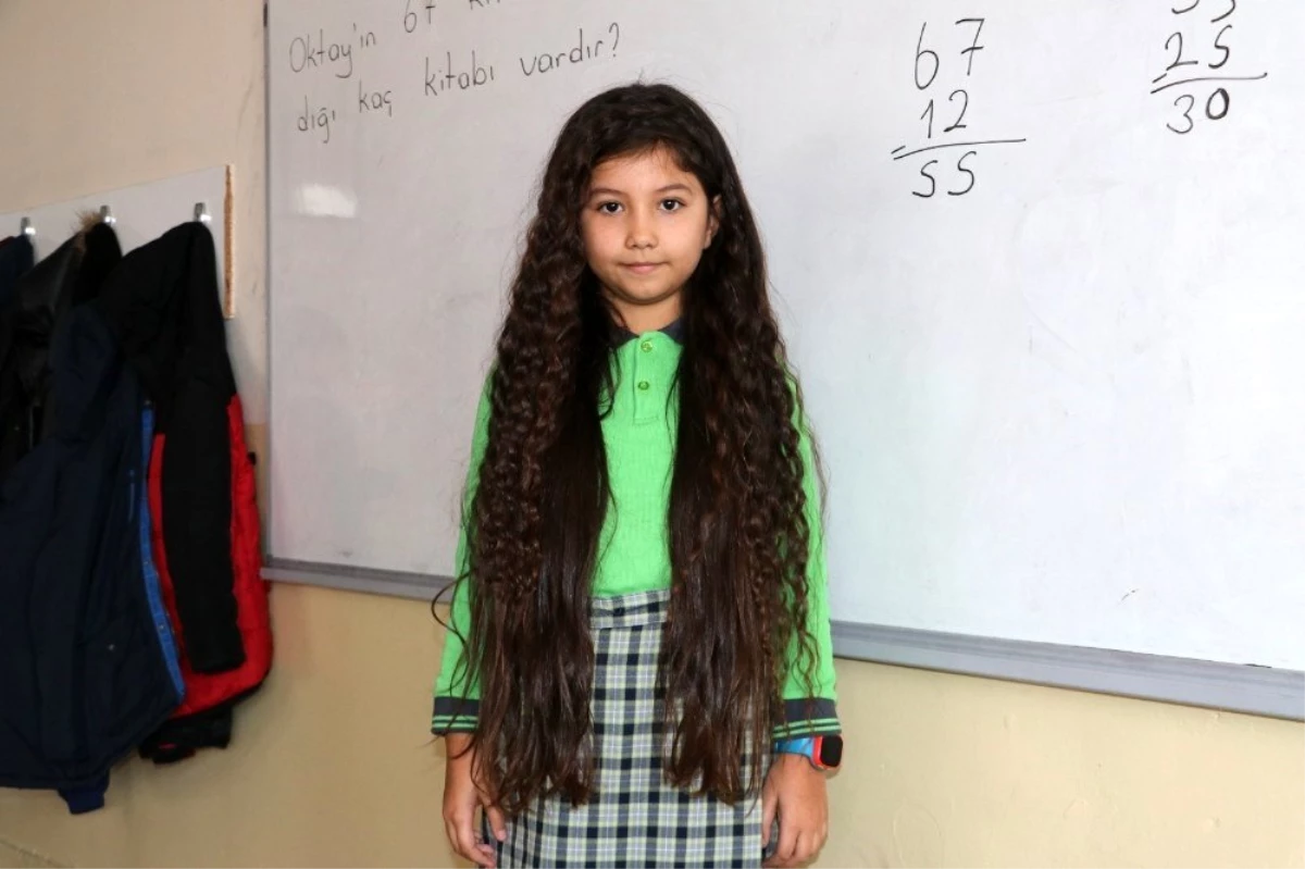 8 yaşındaki Zeynep beline kadar uzattığı saçlarını LÖSEV\'e bağışladı