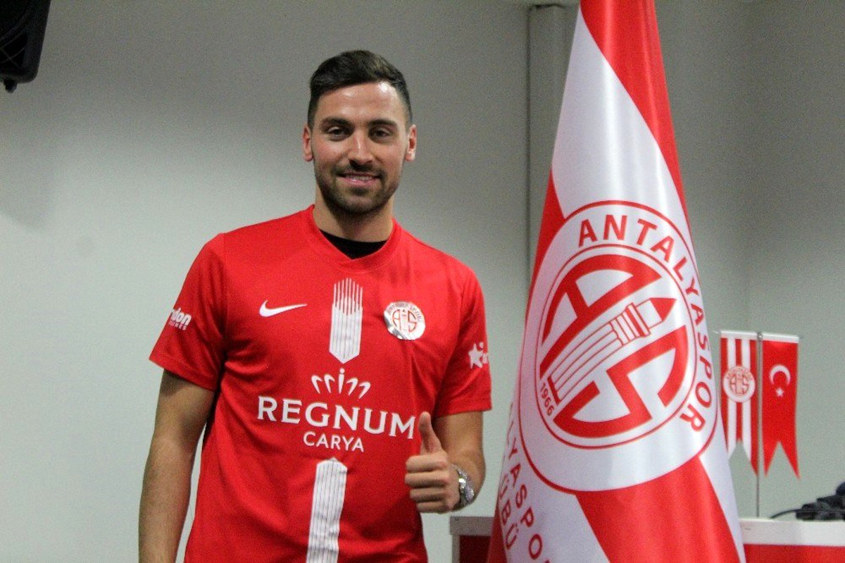 Antalyaspor\'da Sinan Gümüş resmi sözleşmeyi imzaladı