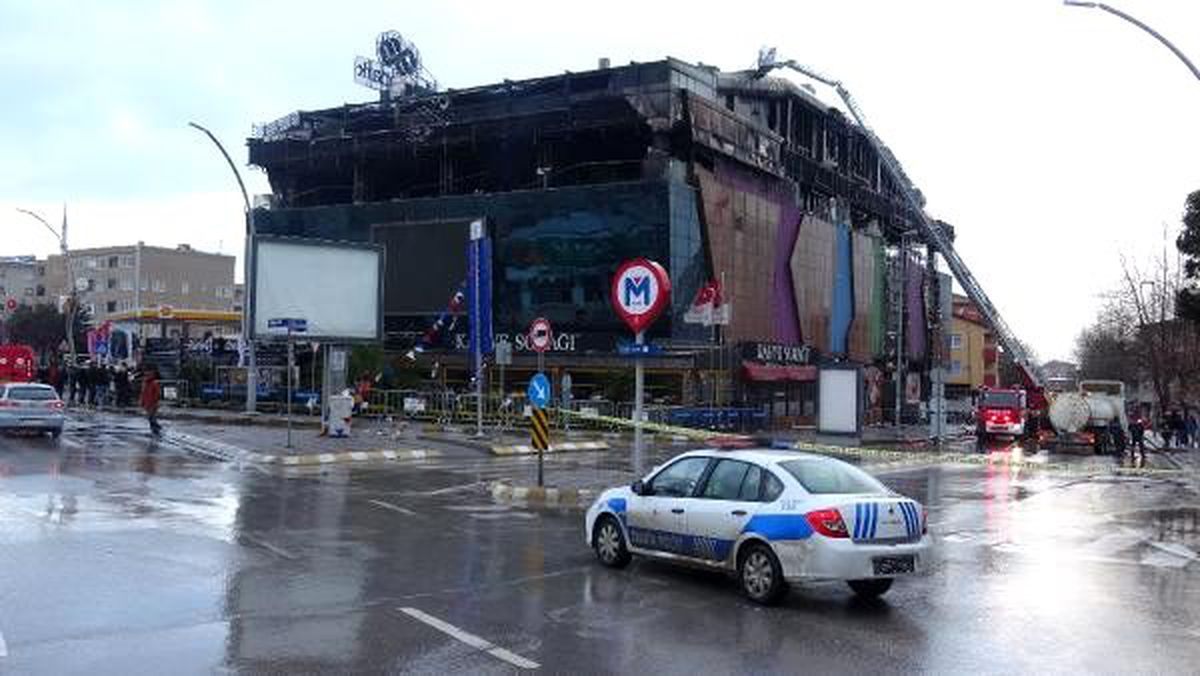 AVM\'de yangın söndürüldü, dükkanlar kullanılamaz hale geldi (3)