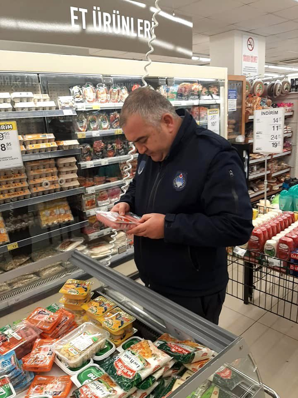 Ayvalık Belediyesi zabıtalarından market ve bakkallara sıkı denetim