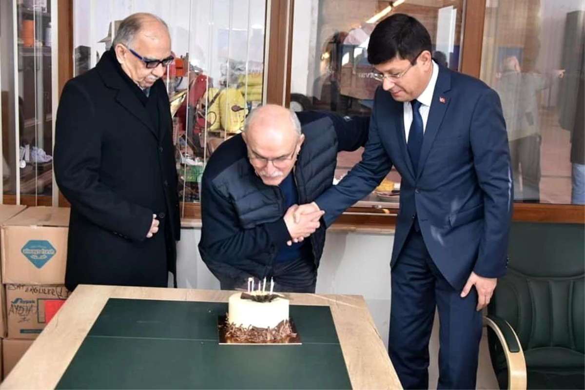 Başkan Özcan\'dan Efsane Başkan\'a doğum günü sürprizi