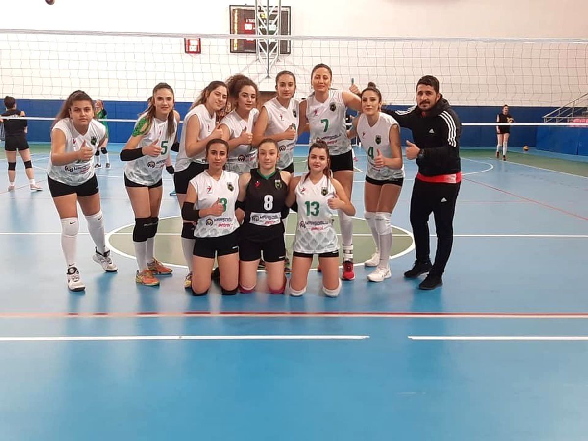Bayan Voleybol takımı rakip tanımıyor