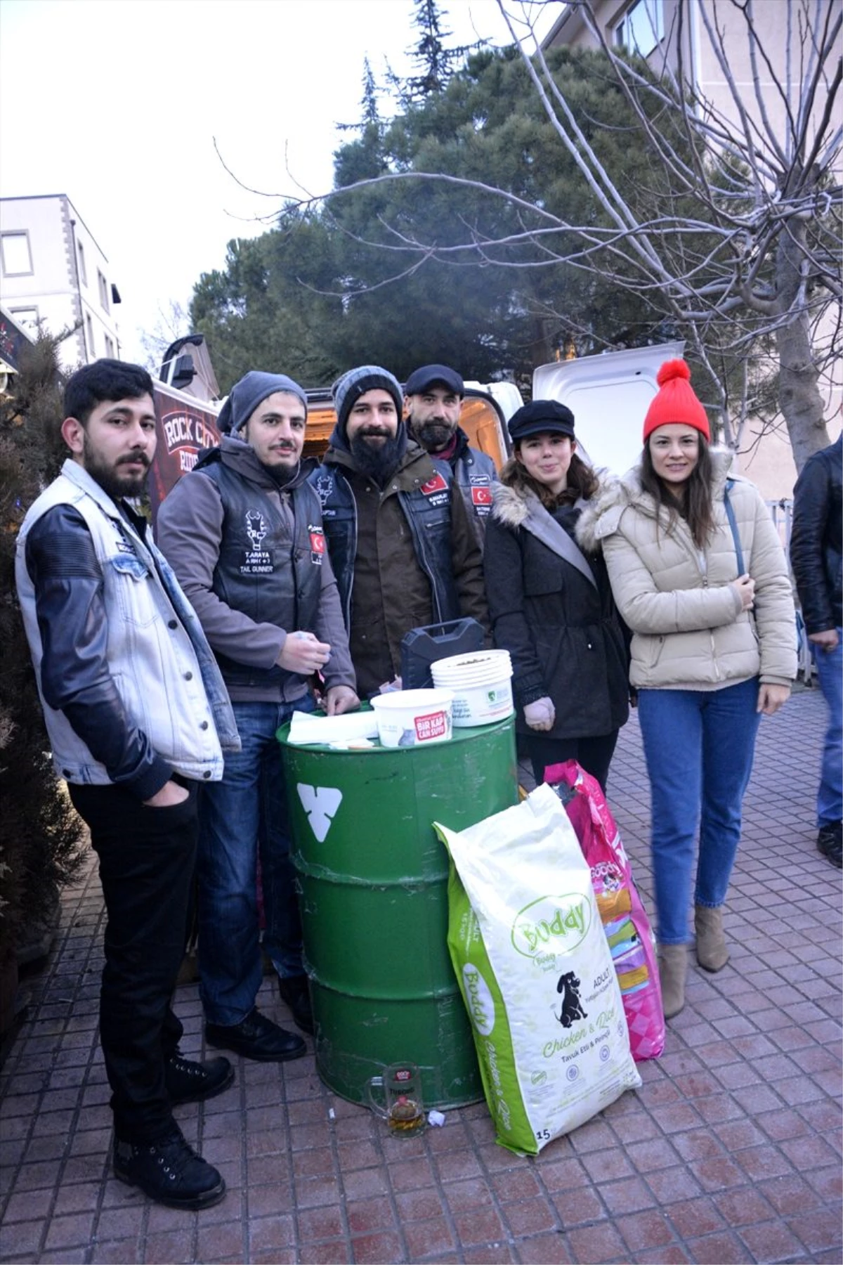 Bursa\'da sokak hayvanları yararına düzenlenen konserde 2 ton mama toplandı