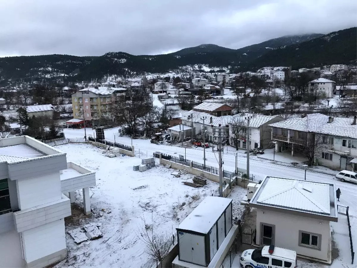 Büyükorhan halkı güne kar sürpriziyle uyandı