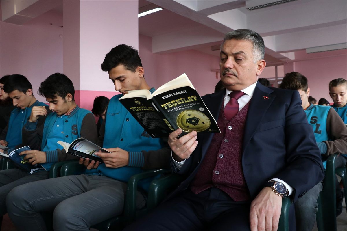 Çocuklara kitabı sevdirmek için "Vali Bey" de onlarla okudu