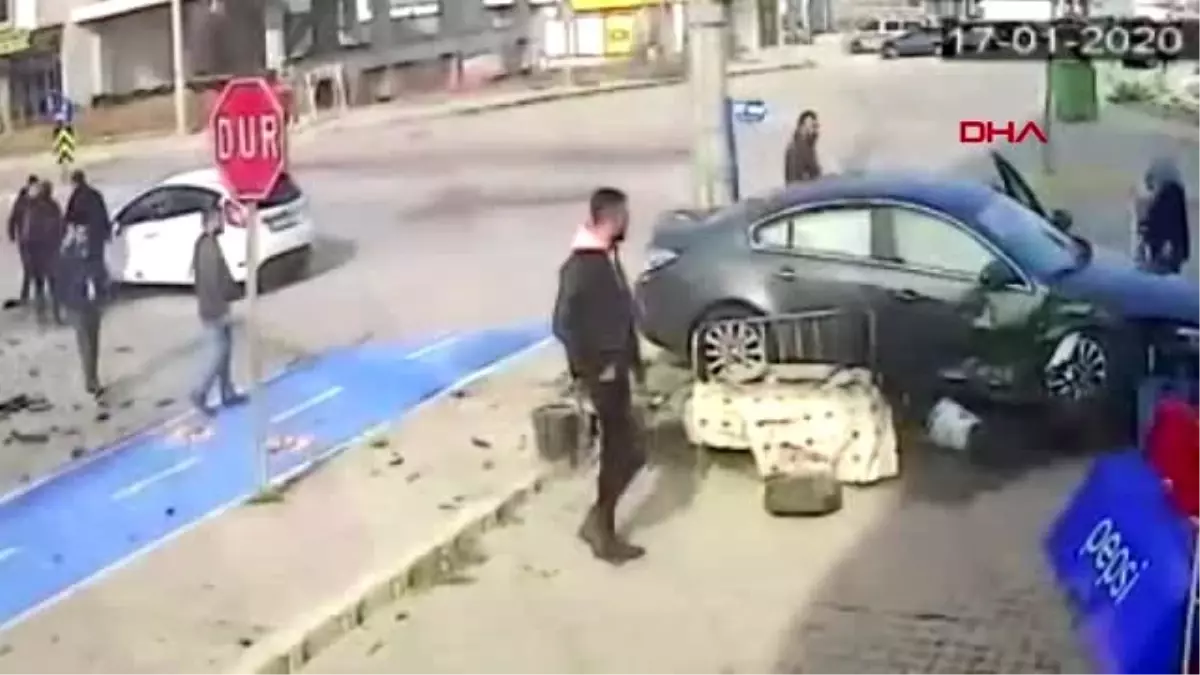 Denizli iki otomobilin çarpıştığı kaza güvenlik kamerasında