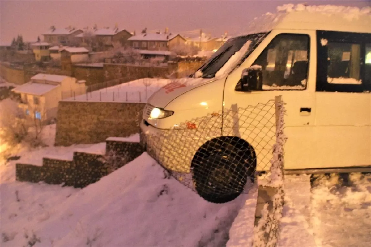 Direksiyon başında kalp krizi geçirdi, minibüs tellere asılı kaldı