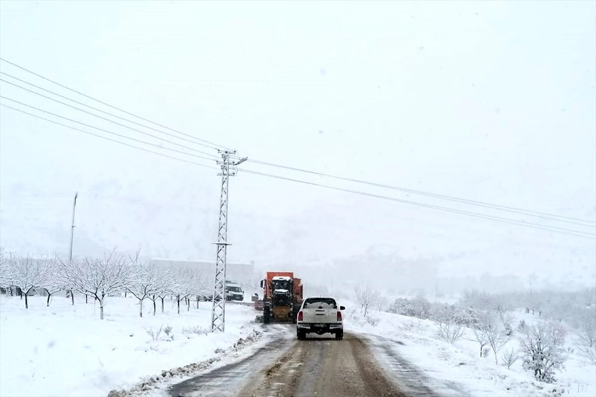 Elazığ\'da kar nedeniyle 73 köy yolu ulaşıma kapandı
