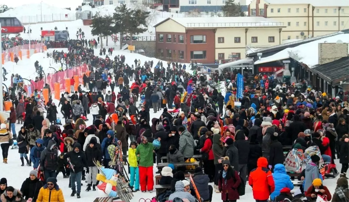 Erciyes\'te haftasonu yoğunluğu: 100 bin kişi Erciyes\'te