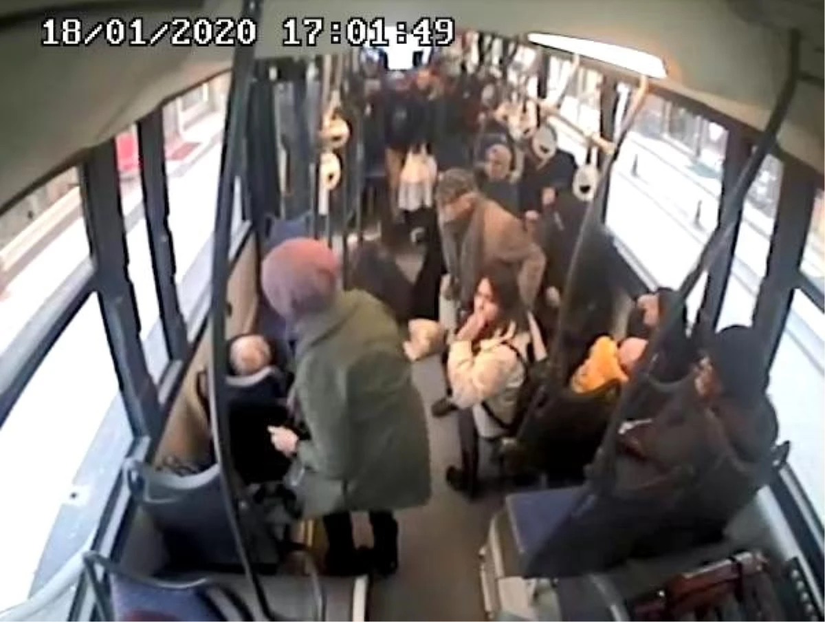 Halk otobüsü, otomobile çarptı; yolcular yere savruldu