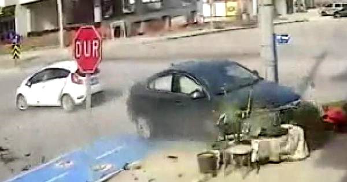 İki otomobilin çarpıştığı kaza güvenlik kamerasında
