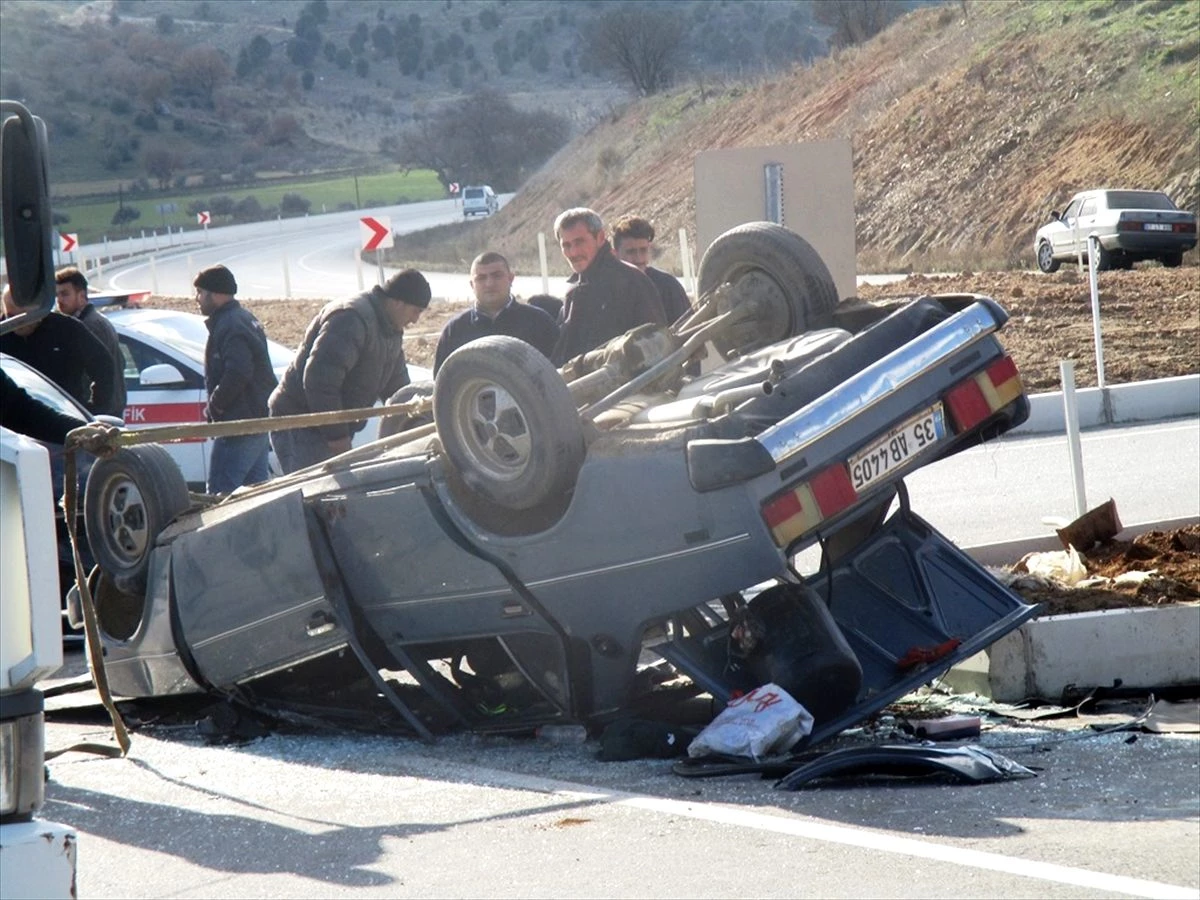 İzmir\'de iki otomobil çarpıştı: 6 yaralı