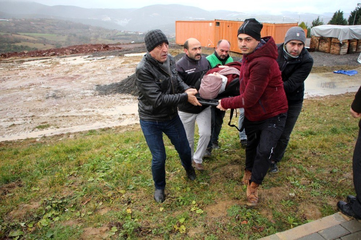 İzmit\'te kontrolden çıkan otomobil şarampole devrildi: 1 yaralı