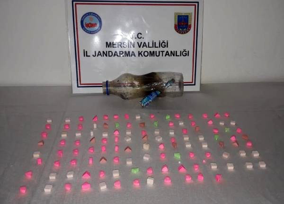 Jandarmanın durdurduğu araçta 117 ecstasy hap ile yakalandı