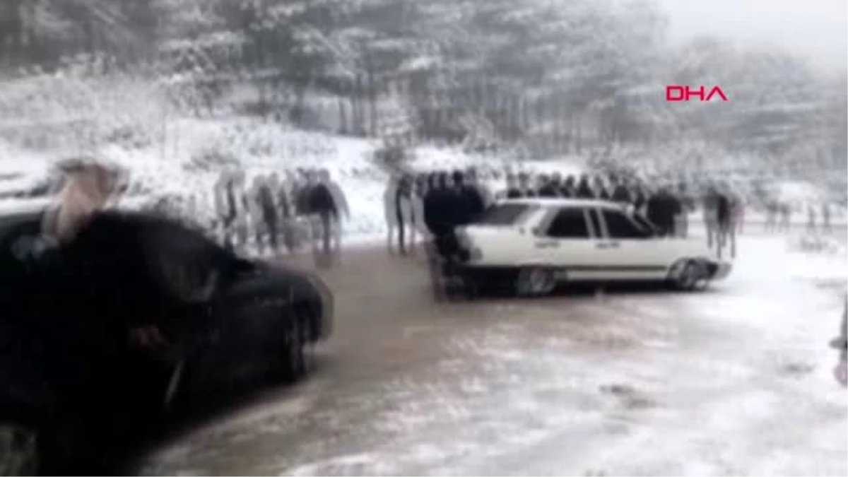 Kar görmeye giden tatilciler, araçlarında kar lastiği olmadığı için mahsur kalmışlar